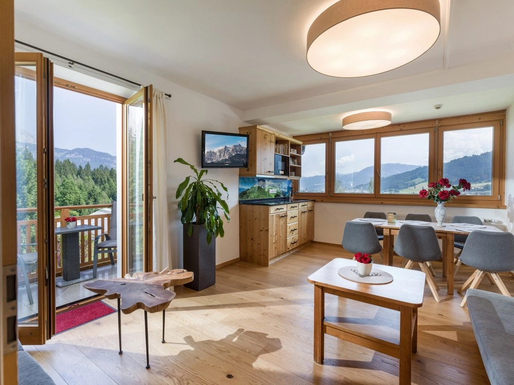 Ferienwohnung_mit_Bergblick_-_Gartenhotel_Rosenhof_bei_Kitzbuhel