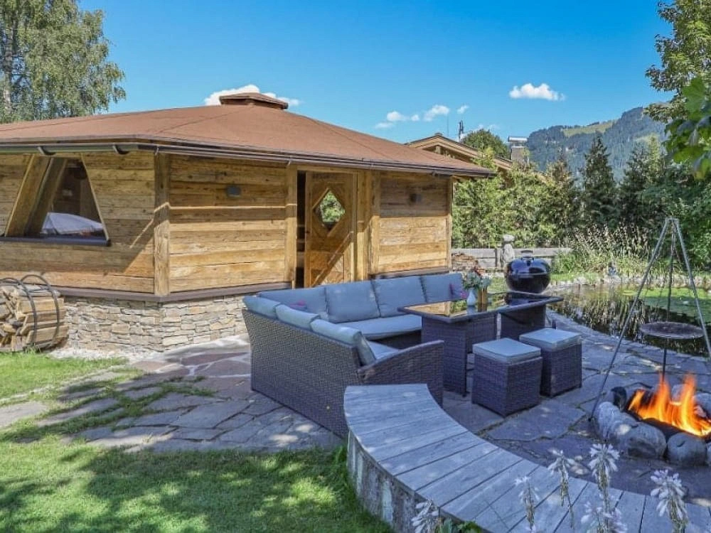 grilllodge_mit_kugelgrill_und_in
