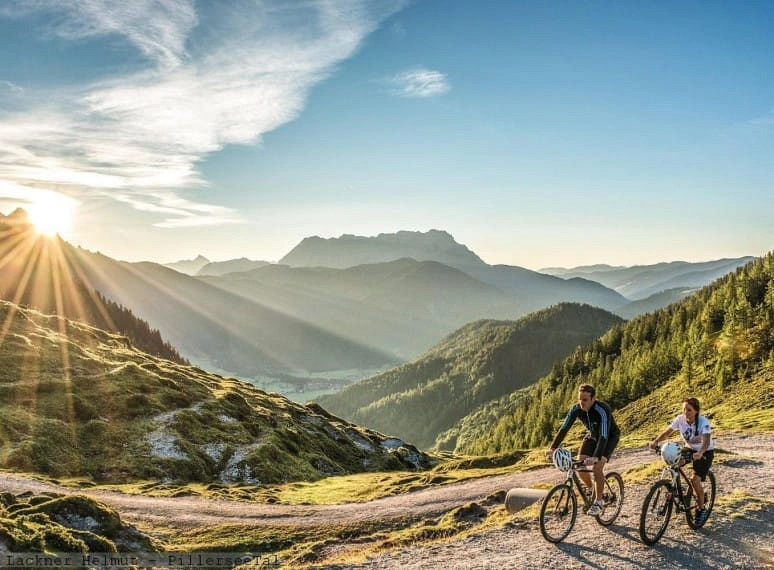 mounainbikerkitzbueheleralpenlacknerhelmuttvbpillerseetal.jpg